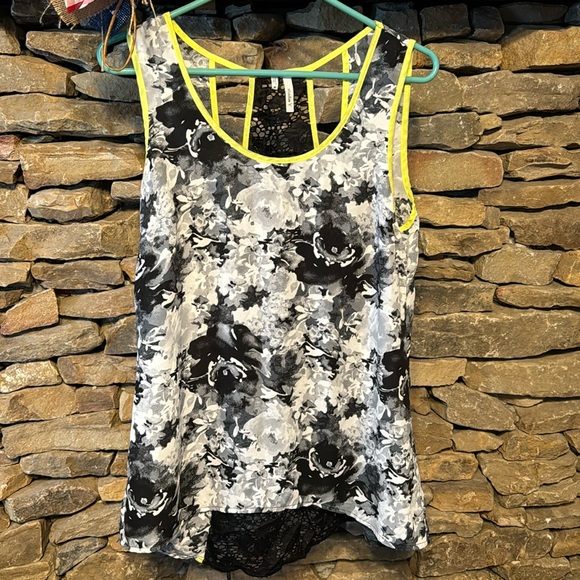 Studio Y size medium with lace back - Picture 1 of 3